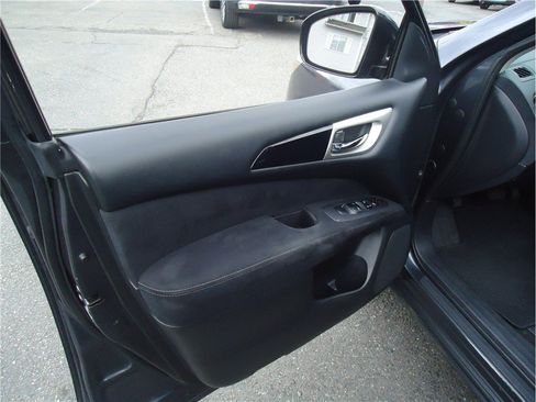 Used 2013 Nissan Pathfinder SV AWD/4WD image 12