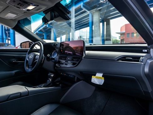 Used 2025 Lexus ES 300h w/ Premium Package image 31