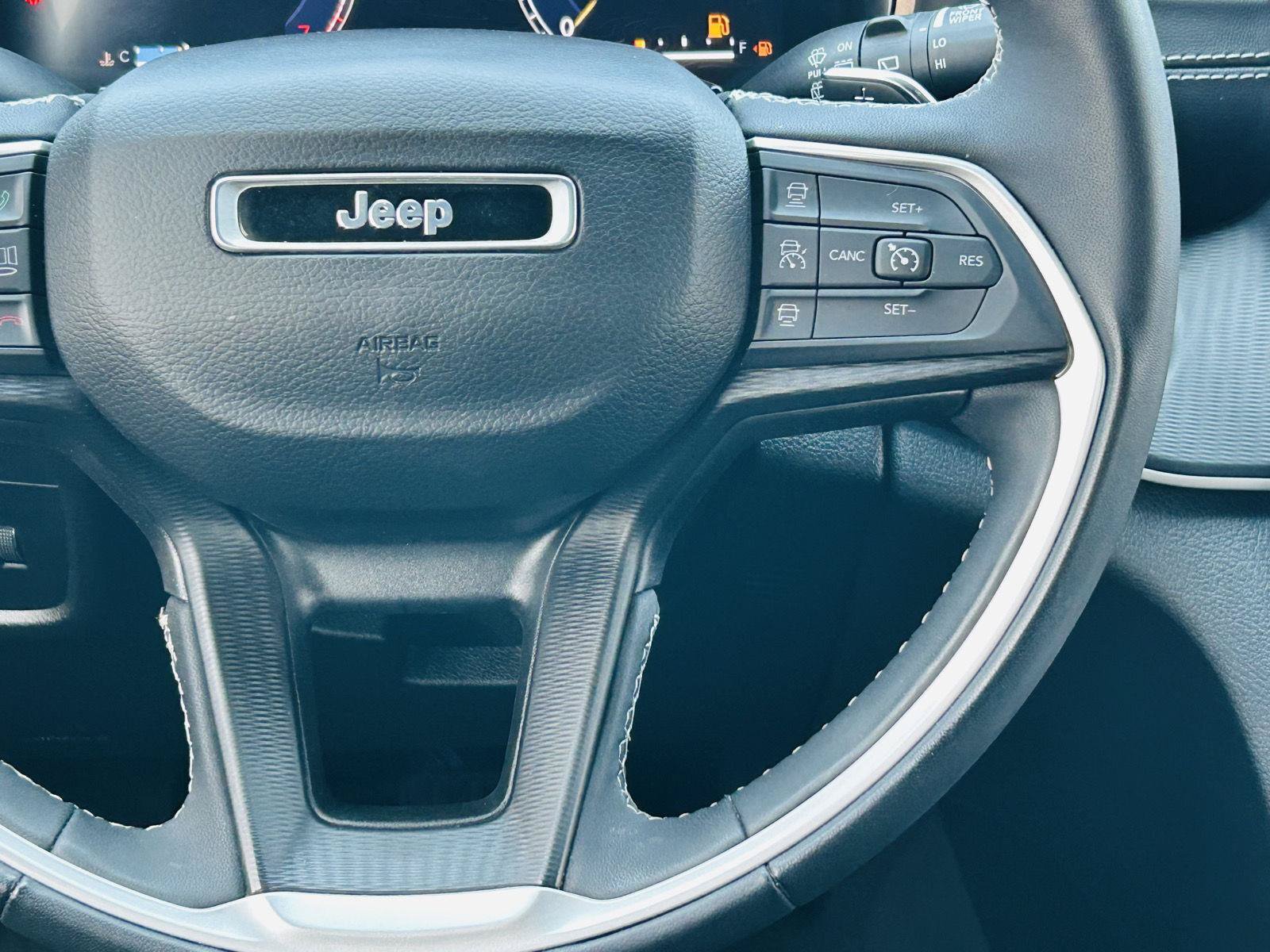 Used 2023 Jeep Grand Cherokee Altitude AWD/4WD image 18