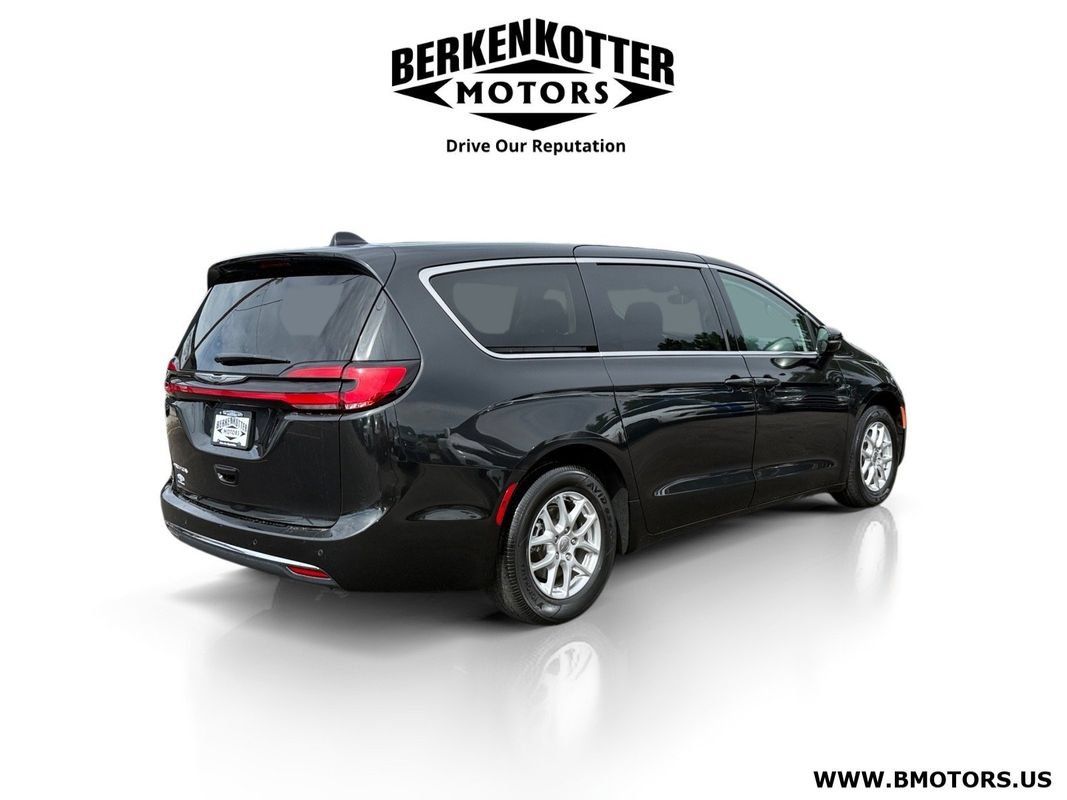 Used 2024 Chrysler Pacifica Touring-L FWD image 3