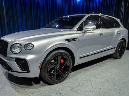 Used 2023 Bentley Bentayga Plug-In Hybrid image 1