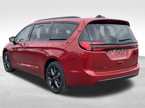 New 2026 Chrysler Pacifica Select image 5