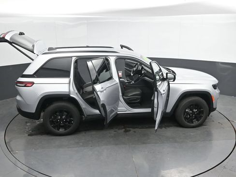Used 2025 Jeep Grand Cherokee Altitude AWD/4WD image 51