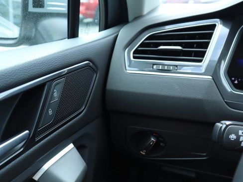 New 2024 Volkswagen Tiguan SE w/ Panoramic Sunroof Package image 29