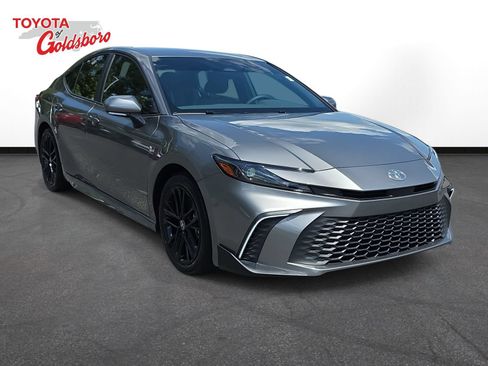 Used 2025 Toyota Camry SE FWD image 3