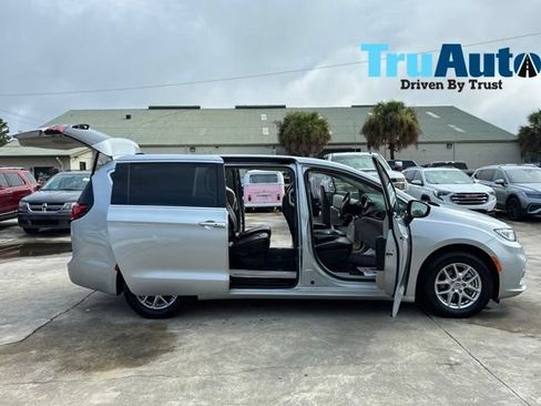 Used 2023 Chrysler Pacifica Touring-L FWD image 16