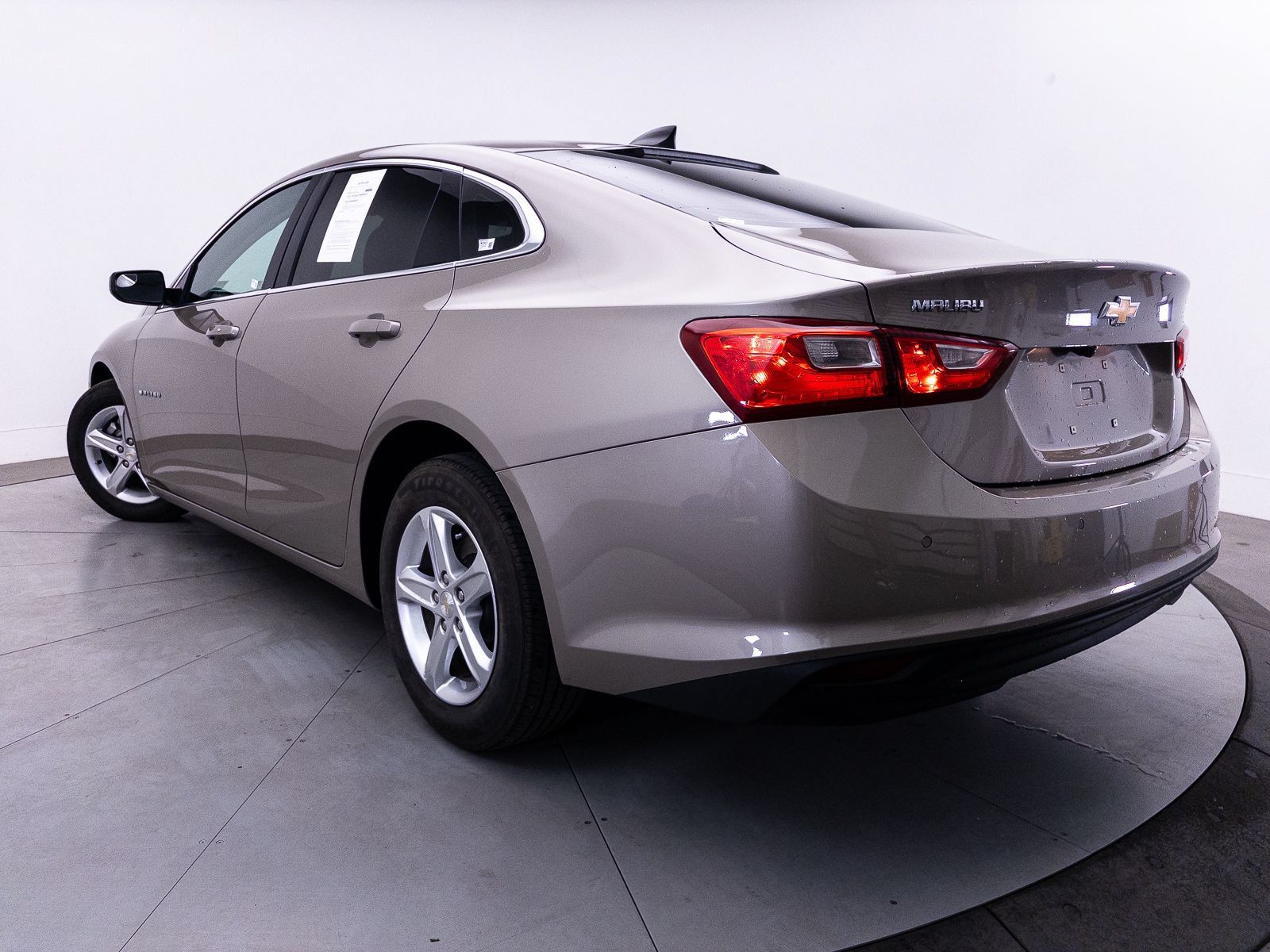 Used 2024 Chevrolet Malibu LS FWD image 2
