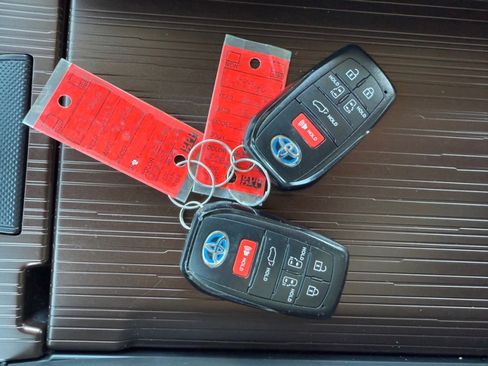 Used 2023 Toyota Sienna XLE image 42