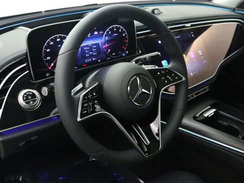 Used 2025 Mercedes-Benz E 350 4MATIC Sedan image 5