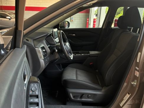 Used 2025 Nissan Rogue SV FWD image 10