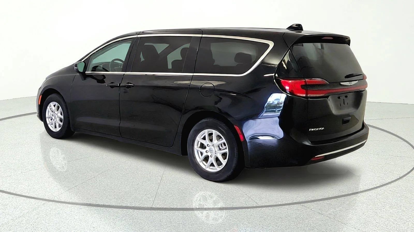 Used 2023 Chrysler Pacifica Touring-L FWD image 4