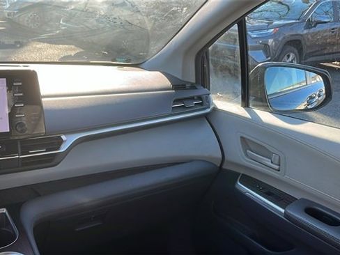 Certified 2023 Toyota Sienna LE image 21