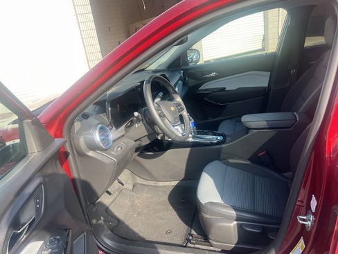 Used 2025 Chevrolet Trax LT w/ LT Convenience Package image 10