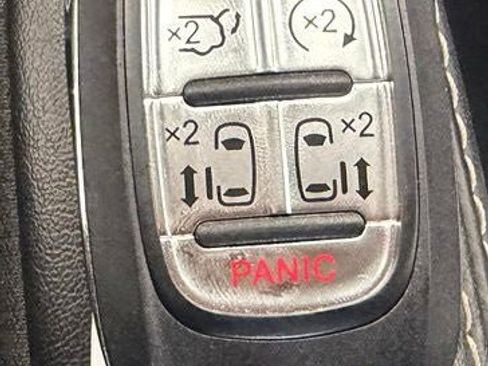 Used 2024 Chrysler Pacifica Limited FWD image 25