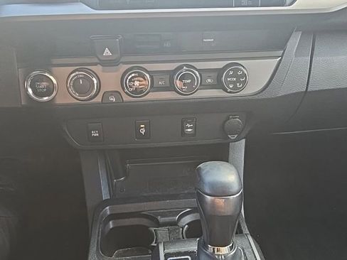 Used 2017 Toyota Tacoma TRD Off-Road image 12