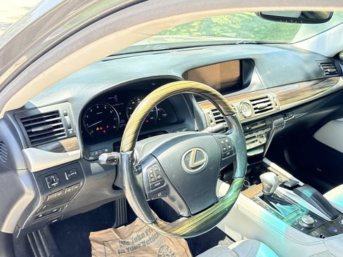 Used 2013 Lexus LS 460 w/ Comfort Pkg RWD image 15