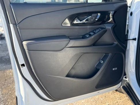 Used 2023 Chevrolet Traverse RS image 12