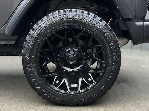 Used 2024 Jeep Wrangler Unlimited image 12