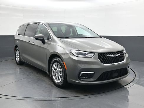 Used 2023 Chrysler Pacifica Touring-L image 2