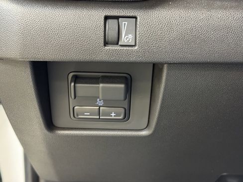 Used 2024 GMC Canyon Denali image 30