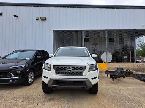 Used 2023 Nissan Frontier SV w/ Technology Package AWD/4WD image 2