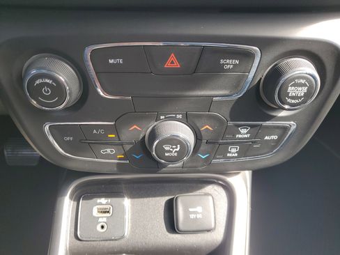 Used 2021 Jeep Compass Latitude w/ Driver Assistance Group image 26