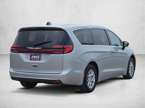 Used 2024 Chrysler Pacifica Touring-L FWD image 5
