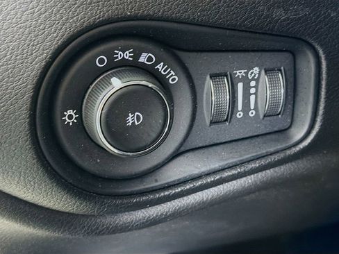 Used 2019 Jeep Renegade Latitude image 11