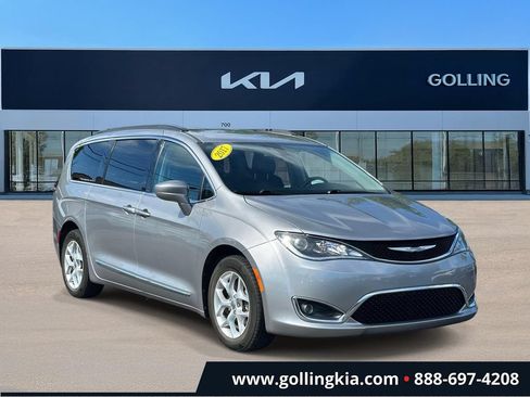 Used 2017 Chrysler Pacifica Touring-L w/ Tire & Wheel Group FWD image 1