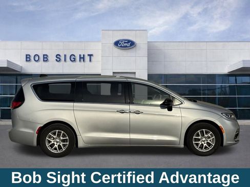 Used 2024 Chrysler Pacifica Touring-L image 3