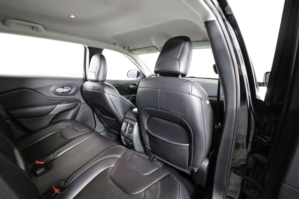 Used 2019 Jeep Cherokee Latitude Plus w/ Comfort/Convenience Group FWD image 20
