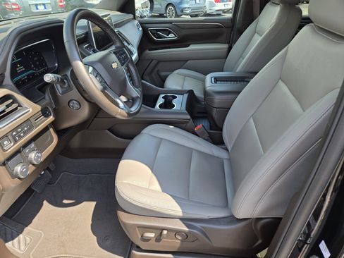 Used 2024 Chevrolet Suburban LT w/ Luxury Package RWD image 16