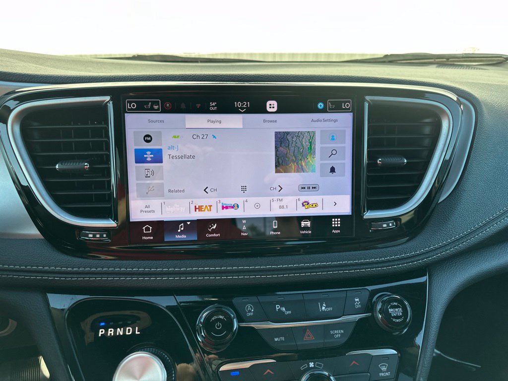 Used 2025 Chrysler Pacifica Limited FWD image 50