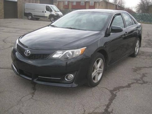 Used 2012 Toyota Camry SE FWD image 1