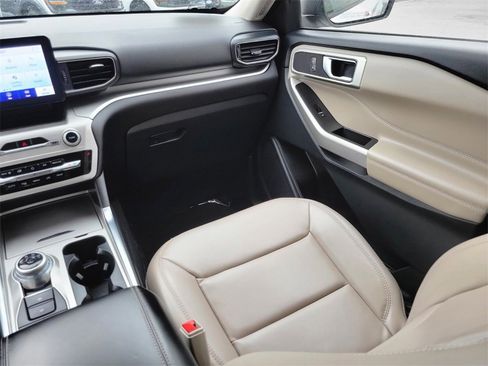 Used 2022 Ford Explorer XLT w/ Equipment Group 202A image 16