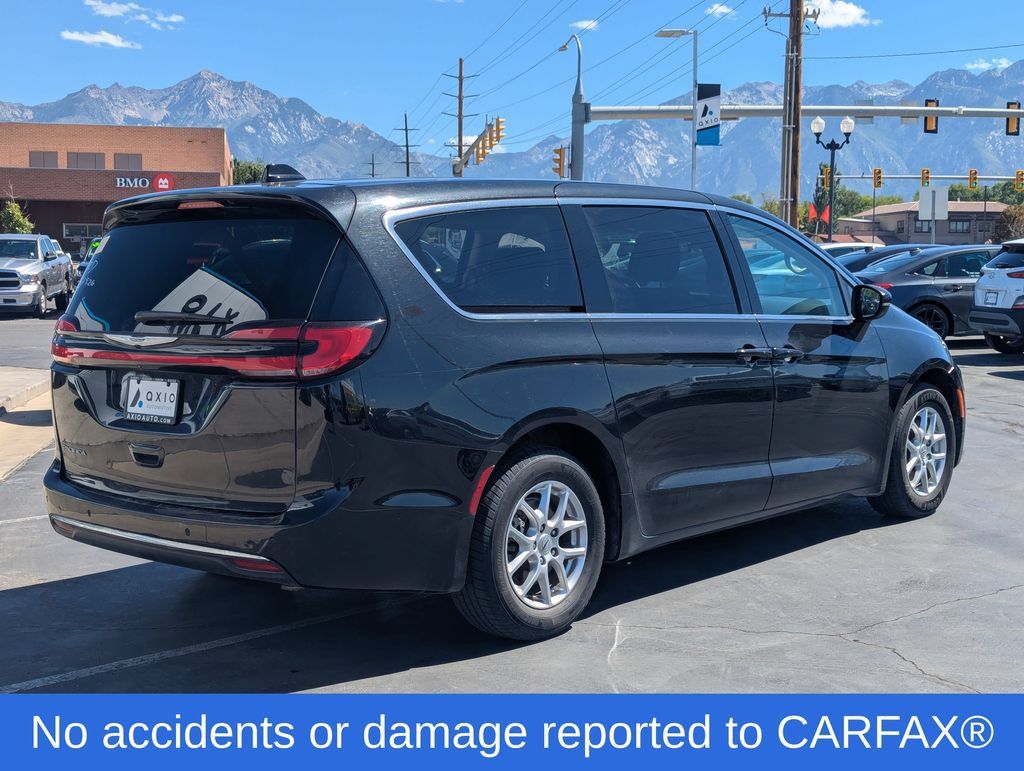 Used 2023 Chrysler Pacifica Touring-L FWD image 4