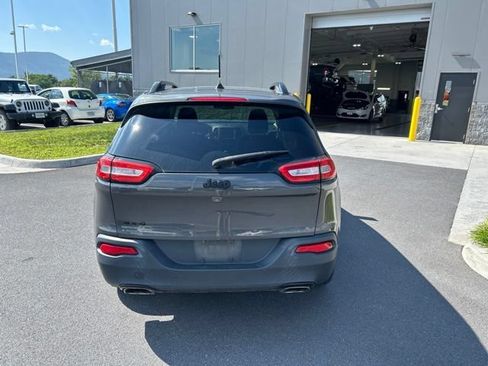 Used 2016 Jeep Cherokee Latitude w/ Comfort/Convenience Group AWD/4WD image 4