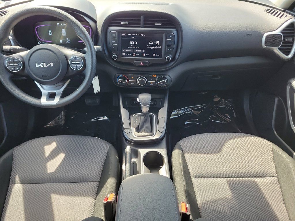 Used 2025 Kia Soul LX w/ LX Technology Package FWD image 11