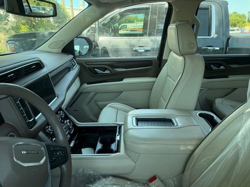 Used 2023 GMC Yukon Denali AWD/4WD image 8
