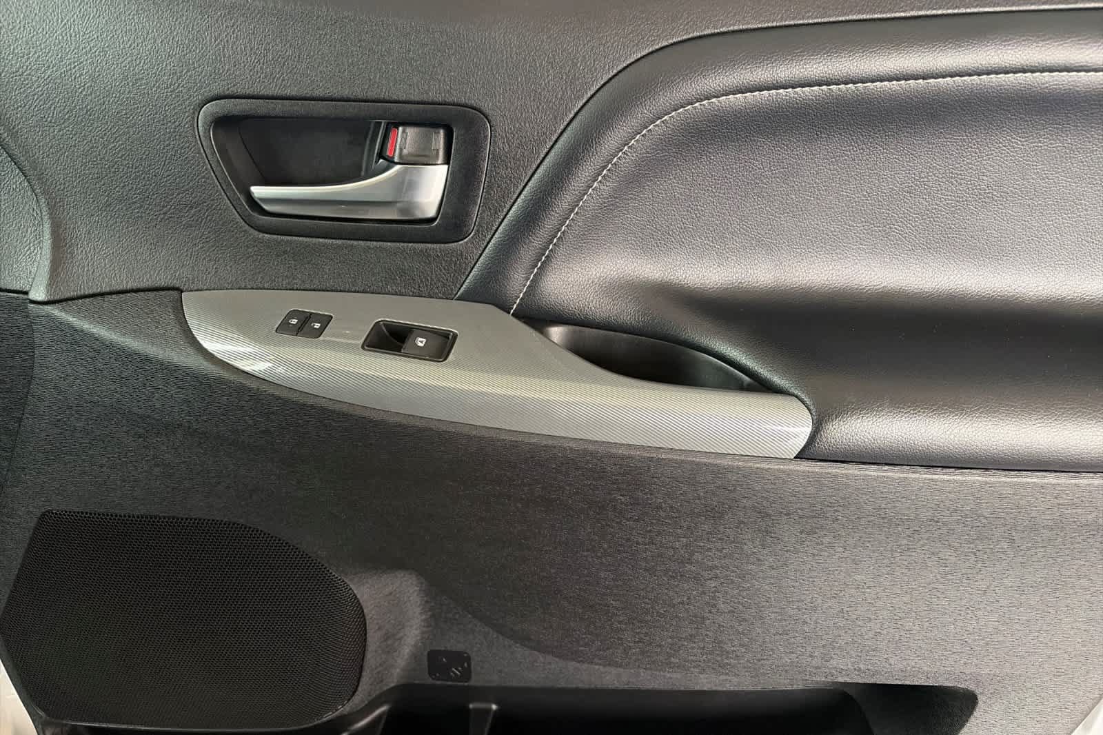 Used 2020 Toyota Sienna SE w/ Preferred Accessory Package FWD image 20