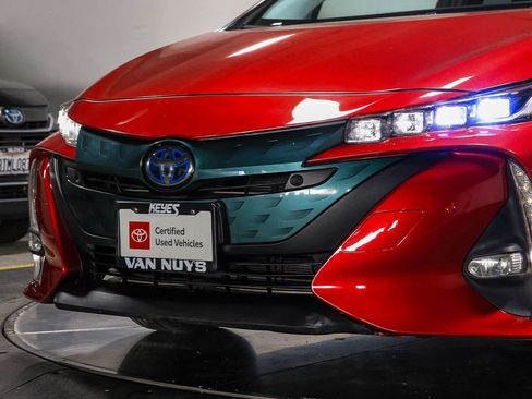 Certified 2017 Toyota Prius Prime Advanced w/ Carpet Mat Package FWD image 8