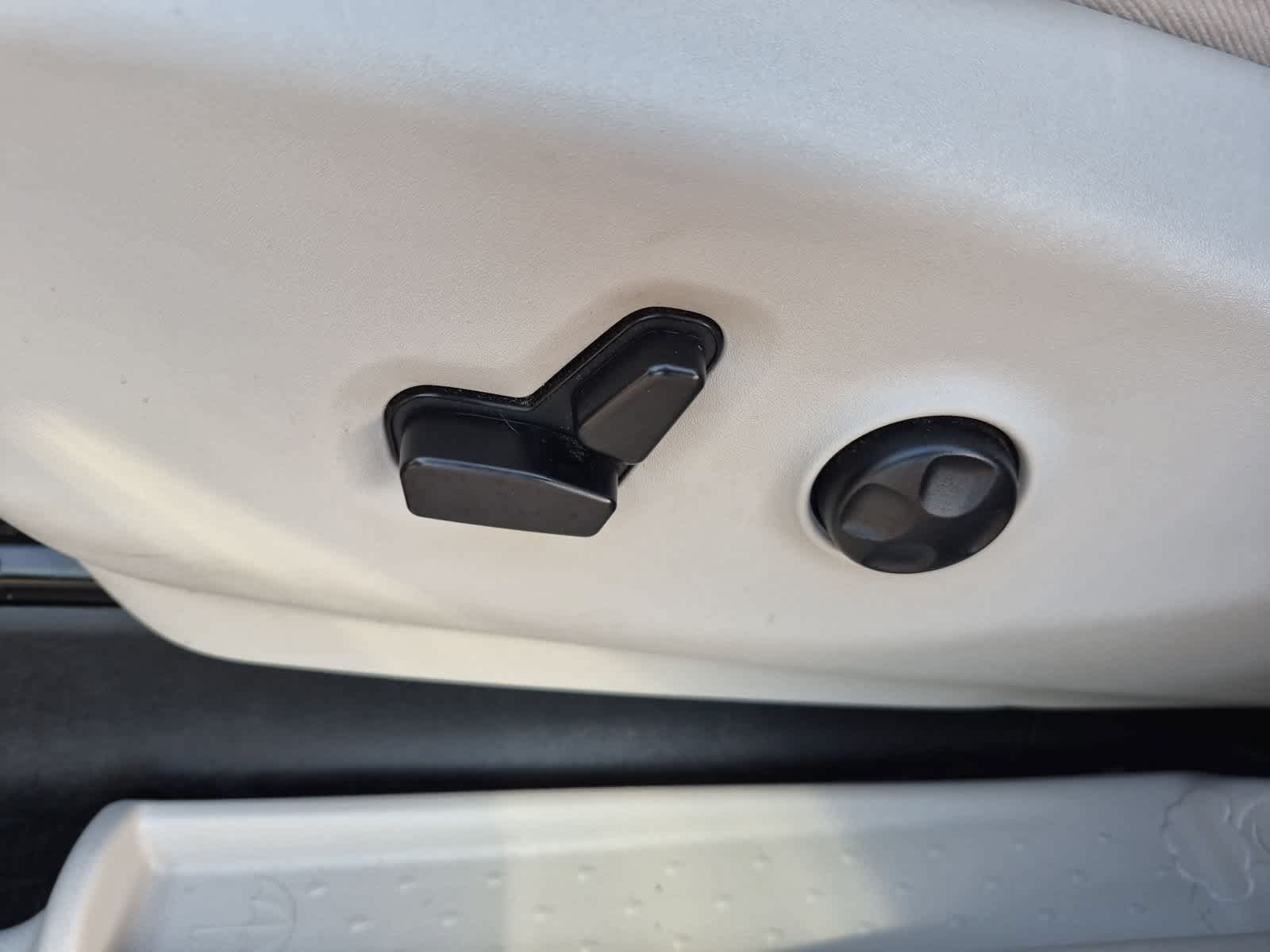 Used 2020 Chrysler Pacifica Touring-L w/ Advanced Safetytec Group FWD image 17
