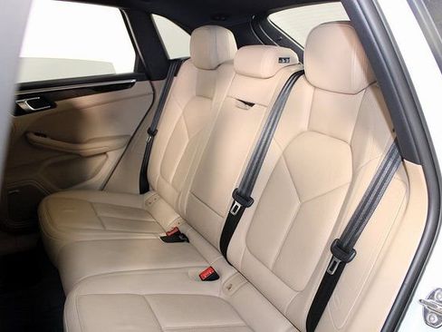 Certified 2022 Porsche Macan S image 23