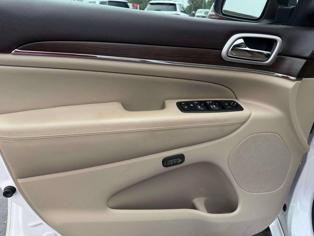 Used 2018 Jeep Grand Cherokee Overland AWD/4WD image 14