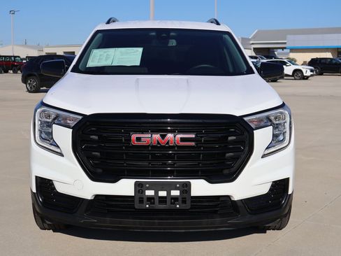 Used 2023 GMC Terrain SLE w/ Driver Convenience Package FWD image 4