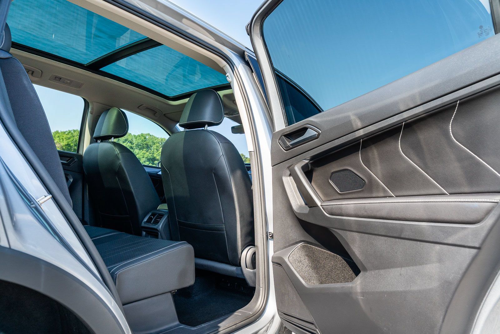 Used 2023 Volkswagen Tiguan SE w/ Panoramic Sunroof Package FWD image 14