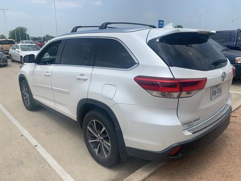 Used 2019 Toyota Highlander XLE AWD/4WD image 3