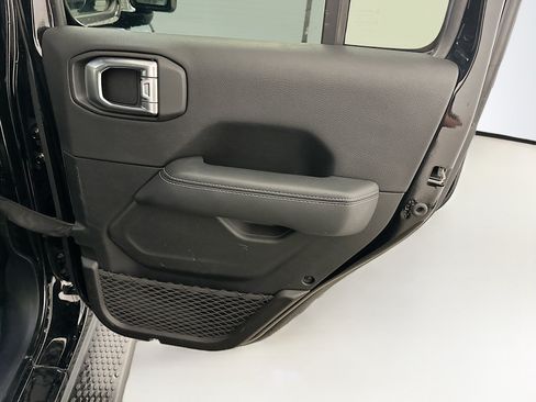 Used 2022 Jeep Wrangler Unlimited Sahara AWD/4WD image 31