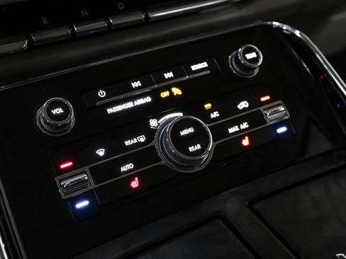 Used 2018 Lincoln Navigator Select w/ Technology Package image 26