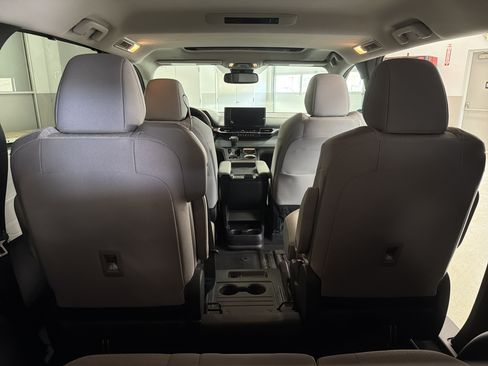 Used 2025 Toyota Sienna LE AWD/4WD image 33